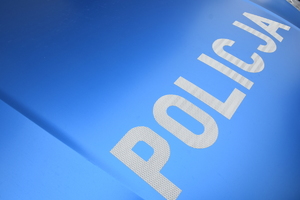 Przednia maska radiowozu z napisem Policja