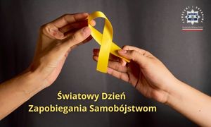Na zdjeciu dwie dłonie trzymające żółtą wstążeczkę, poniżej napis światowy dzień zapobiegania samobójstwom.