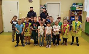 Na zdjęciu dwoje umundurowanych policjantów w szkolnej sali z uczniami.