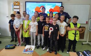 Na zdjęciu dwoje umundurowanych policjantów w szkolnej sali z uczniami.