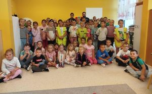 Na zdjęciu dwoje umundurowanych policjantów w szkolnej sali z uczniami.