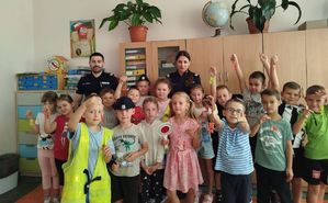 Na zdjęciu dwoje umundurowanych policjantów w szkolnej sali z uczniami.