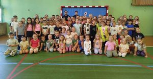 Na zdjęciu dwoje umundurowanych policjantów w szkolnej sali z uczniami.