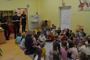 Na zdjęciu dwoje umundurowanych policjantów w szkolnej sali z uczniami.