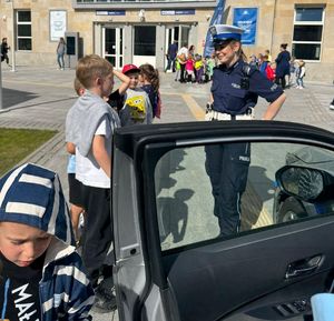 Na zdjęciu policjantki podczas spotkania z dziećmi w ramach odchodów Europejskiego Tygodnia Elektromobilności.