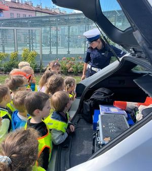 Na zdjęciu policjantki podczas spotkania z dziećmi w ramach odchodów Europejskiego Tygodnia Elektromobilności.