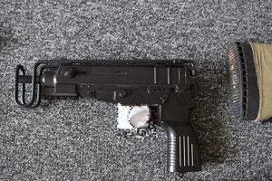 Na zdjeciu replika broni.