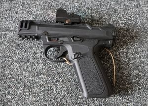 Na zdjeciu replika broni.