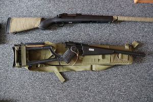 Na zdjeciu replika broni.