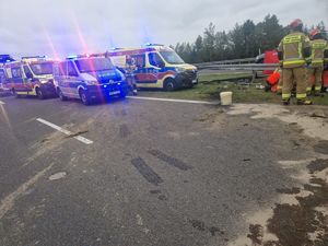 Na zdjeciu pojazdy służb ratunkowych.