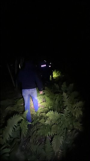 Na zdjęciu policjanci zaangażowani w nocne poszukiwania.