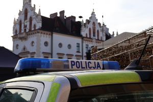 Na zdjeciu belka policyjnego radiowozu z napisem policja.