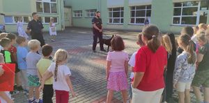 Zdjęcie:Dzielnicowy na spotkaniu z uczniami SP nr 17. KMP