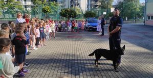 Zdjęcie:Dzielnicowy na spotkaniu z uczniami SP nr 17. KMP
