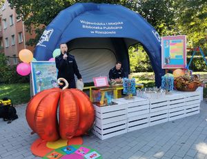 Policjanci podczas akcji pt. "Głośne czytane-prosta rzecz".