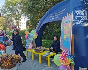 Policjanci podczas akcji pt. "Głośne czytane-prosta rzecz".