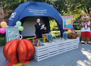 Policjanci podczas akcji pt. "Głośne czytane-prosta rzecz".