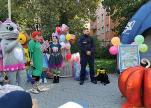 Policjanci podczas akcji pt. "Głośne czytane-prosta rzecz".