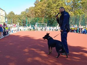 Policjanci podczas akcji pt. "Głośne czytane-prosta rzecz".