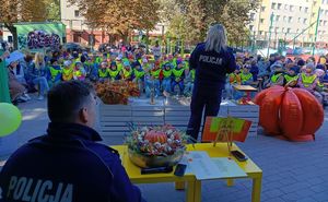 Policjanci podczas akcji pt. "Głośne czytane-prosta rzecz".