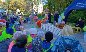 Policjanci podczas akcji pt. "Głośne czytane-prosta rzecz".
