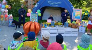 Policjanci podczas akcji pt. &quot;Głośne czytane-prosta rzecz&quot;.