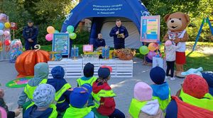 Policjanci podczas akcji pt. "Głośne czytane-prosta rzecz".