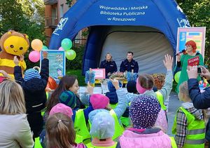 Policjanci podczas akcji pt. "Głośne czytane-prosta rzecz".