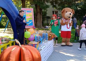 Policjanci podczas akcji pt. "Głośne czytane-prosta rzecz".