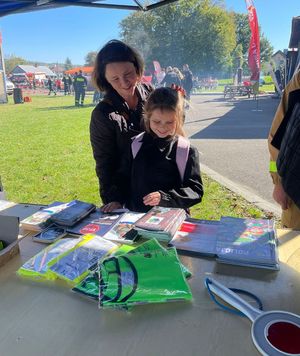 Na zdjęciu policyjne stoisko profilaktyczne podczas 5. Podkarpackich Zawodów Pierwszej Pomocy MDP w Harcie.