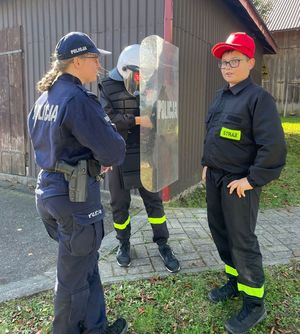 Na zdjęciu policyjne stoisko profilaktyczne podczas 5. Podkarpackich Zawodów Pierwszej Pomocy MDP w Harcie.