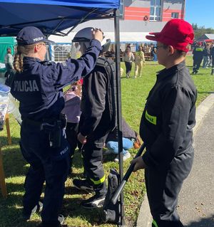 Na zdjęciu policyjne stoisko profilaktyczne podczas 5. Podkarpackich Zawodów Pierwszej Pomocy MDP w Harcie.