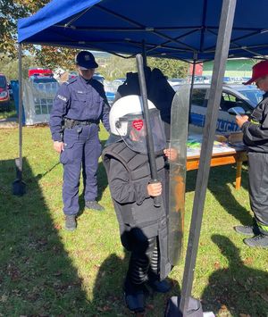 Na zdjęciu policyjne stoisko profilaktyczne podczas 5. Podkarpackich Zawodów Pierwszej Pomocy MDP w Harcie.