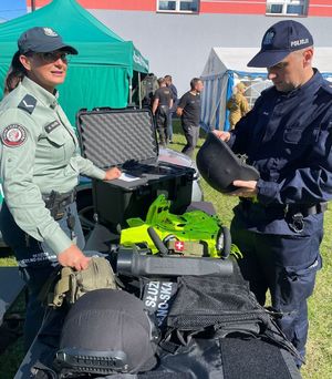 Na zdjęciu policyjne stoisko profilaktyczne podczas 5. Podkarpackich Zawodów Pierwszej Pomocy MDP w Harcie.