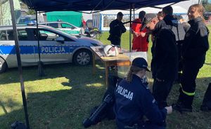 Na zdjęciu policyjne stoisko profilaktyczne podczas 5. Podkarpackich Zawodów Pierwszej Pomocy MDP w Harcie.