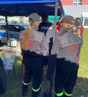 Na zdjęciu policyjne stoisko profilaktyczne podczas 5. Podkarpackich Zawodów Pierwszej Pomocy MDP w Harcie.