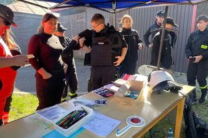 Na zdjęciu policyjne stoisko profilaktyczne podczas 5. Podkarpackich Zawodów Pierwszej Pomocy MDP w Harcie.