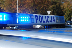 Na zdjęciu belka policyjnego radiowozu z napisem policja.