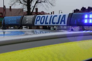 Na zdjęciu belka policyjnego radiowozu z napisem policja.