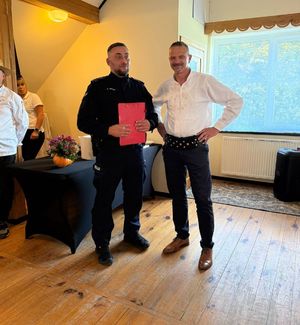 Na zdjęciu umundurowany policjant na spotkaniu z seniorami.