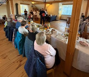 Na zdjęciu umundurowany policjant na spotkaniu z seniorami.