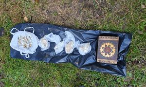 Na zdjęciu w reklamówkach biżuteria koloru żółtego.