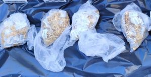 Na zdjeciu w reklamówce biżuteria koloru żółtego.