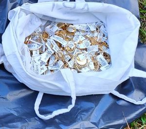 Na zdjeciu w reklamówce biżuteria koloru żóltego.