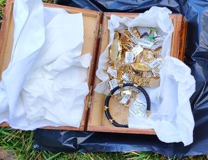 Na zdjęciu w pudełku biżuteria koloru żółtego.