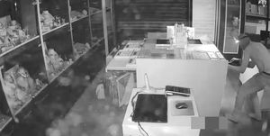 Na zdjeciu włamywacz.