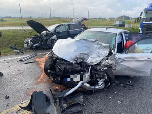 Zdjęcie z miejsca zdarzania z udziałem pojazdu bmw i audi.