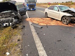 Zdjęcie z miejsca zdarznia z udziałem pojazdu bmw i audi.