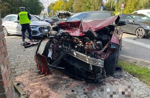 Zdjęcie z miejsca zdarzenia z udziałem trzech pojazdów na ul.Paderewskiego.