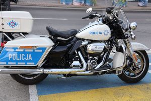 Na zdjeciu policyjny motocykl.